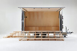 Year-2020 &ndash; Instant Housing Lab, WBF 170/400
Ma&szlig;e: 542 x 174 x 285 cm, Stahlrahmen verzinkt, Aluminiumblech, verschiedene H&ouml;lzer, Zul. Gesamtgewicht 2700 kg