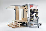 Year-2020 &ndash; Instant Housing Lab, WBF 170/400
Ma&szlig;e: 542 x 174 x 285 cm, Stahlrahmen verzinkt, Aluminiumblech, verschiedene H&ouml;lzer, Zul. Gesamtgewicht 2700 kg