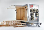 Year-2020 &ndash; Instant Housing Lab, WBF 170/400
Ma&szlig;e: 542 x 174 x 285 cm, Stahlrahmen verzinkt, Aluminiumblech, verschiedene H&ouml;lzer, Zul. Gesamtgewicht 2700 kg